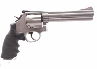 Revolver Smith & Wesson - 686-4 Euro Seven - Note 2  - Sondermodell 686-4, bis auf kleine Mäckchen an der rechten Abzugsbügelseite im sehr guten Zustand, silber matt, breiter stahlgebläuter Hahn und Abzugszüngel, beidhändig nutzbar, Gummigriff mit Fingerm