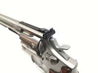 Revolver Smith & Wesson - 617 - Note 2  - beliebter KK-Revolver mit 6-Schuss-Trommel, Schichtholzgriff lackiert (orig. Smith & Wesson), beidhändige Nutzung möglich, breitem Hahn und Abzugszüngel, verstellbarer Kimme (Höhe und Seite), Balkenkorn, in stainl
