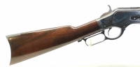 Unterhebelrepetierbüchse Hege-Uberti - 1873 - Note 2  - Unterhebelrepetierbüchse im Kal. .357Mag., mit Röhrenmagazin, stahlgebläutem System und Metallschaftkappe, guter optischer Zustand (Vorbesitzer hat das Korn mit Flüssigkunstoff festgeklebt), Achtkant
