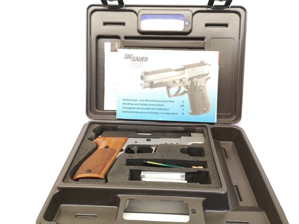 halbautomatische Pistole SIG Sauer - P220 S - Note 2  - schöne Sportpistole von Sig Sauer im Kal. 45 Auto, mit LPA-Visierung, Laufgewicht (montiert), Holzgriffschalen f. beidhändige Nutzung, Bi-Color-Design, Kimme mit weißer Markierung, 150mm Lauf (6"), s