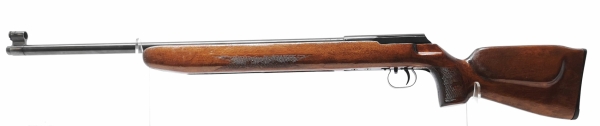 Einzellader B&uuml;chse Izhmash - CM2 - Note 3  - russische Matchwaffe f&uuml;r KK (50m), mit Ringkorn (Diopter fehlt leider), Schaft im ordentlichen Zustand, mit Klarllack &uuml;berzogen, Schaftbacke linksseitig ausgeformt (somit f. Rechtsh&auml;nder), Laufbr&uuml;nierung ebenfa
