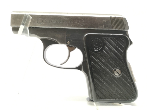 halbautomatische Pistole CZ Uhersky Brod - Mod. 92 - Note 3  - tschechische Taschenpistole CZ Mod. 92 aus Sammlungsaufl&ouml;sung im Kal. 6,35mm Browning, mit schwarzen Bakelitgriffschalen, Steckmagazin, verstecktem Hahn, Br&uuml;nierung leicht berieben, sonst tech
