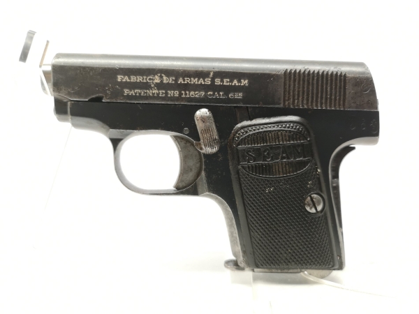 halbautomatische Pistole SEAM - ohne - Note 4  - spanische Taschenpistole im Kal. 6,35mm Browning, aus Sammlungsaufl&ouml;sung, mit Handballensicherung, Bakelitgriffst&uuml;cke, Steckmagazin, altersbedingter optischer Zustand Note 4 (&auml;u&szlig;erliche Rostn&auml;rbchenbildung)