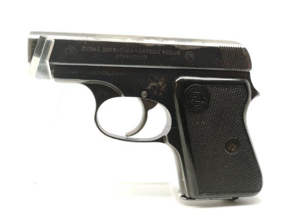 halbautomatische Pistole CZ Uhersky Brod - Mod. 92 - Note 3  - tschechische Taschenpistole CZ Mod. 92 aus Sammlungsaufl&ouml;sung im Kal. 6,35mm Browning, komplett in schwarz, mit schwarzen Kunststoffgriffschalen mit CZ-Logo, Steckmagazin, verstecktem Hahn, te
