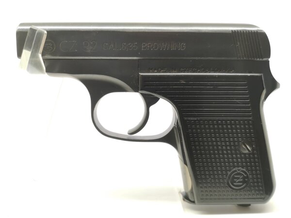 halbautomatische Pistole CZ Uhersky Brod - Mod. 92 - Note 2  - tschechische Taschenpistole CZ Mod. 92 aus Sammlungsaufl&ouml;sung im Kal. 6,35mm Browning, komplett in schwarz, mit schwarzen Kunststoffgriffschalen mit CZ-Logo, Steckmagazin, verstecktem Hahn, te