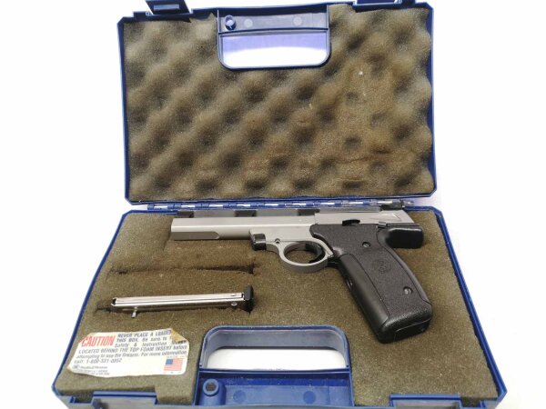 halbautomatische Pistole Smith & Wesson - 22 S - Note 2  - KK-Sportpistole mit massivem 145mm langem Lauf aus dem Hause Smith & Wesson, verstellbare Kimme eingelassen in einer Picatinnyschiene, Steckmagazin, Kunststoffgriffschalen f. beidh&auml;ndige Nutzung, 