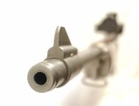 halbautomatische B&uuml;chse Ruger - Ranch Rifle Mini 14 - Note 2  - sehr gut erhaltene halbautomatische B&uuml;chse RUGER Mini 14, auch Ranch Rifle genannt, Kal. .223 Remington, Holzschaft, Metallschaftkappe, in silber gehaltenes System und Lauf, Drehkimme und Kor